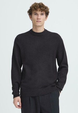 Tumehall hallise värvusega ümara kaelusega kampsun, valmistatud siledast lõngakudumist. Omaduseks pikad varrukad ja soonikdetailid krae ning allääre juures. Lihtne disain.