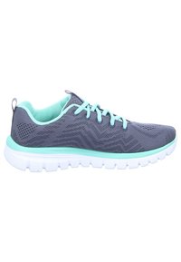 Baskets de sport grises avec un dessus en maille, rehaussées de lacets et d'une doublure intérieure bleu aqua. Équipées d'une semelle blanche texturée offrant une bonne adhérence.