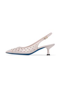 Scarpa con tacco a strappo, dalla tomaia perforata di un rosa chiaro, punta affusolata e suola blu. Include una fascia stretta con una fibbia dorata.