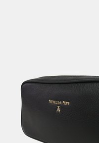 Borsa cosmetica nera in pelle con superficie testurizzata, con logo Patrizia Pepe dorato e forma rettangolare con chiusura a zip.