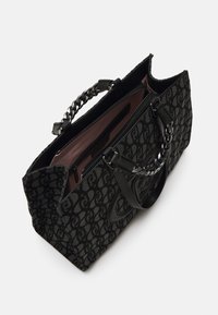 Borsa nera con un motivo testurizzato, manici robusti e un accento a catena. Interno foderato con un colore a contrasto. Compartimento con zip visibile.