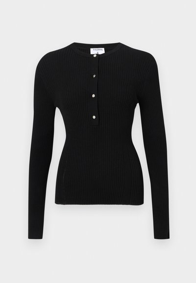Top negru cu mânecă lungă, din material cu striații, cu guler rotund și o deschidere cu nasturi de nuanță argintie. Textură netedă, design ajustat.
