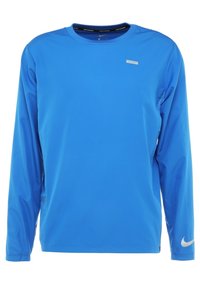 Chemise de sport à manches longues bleue en matériau synthétique, dotée d'un col rond, d'un logo réfléchissant et d'une texture lisse.
