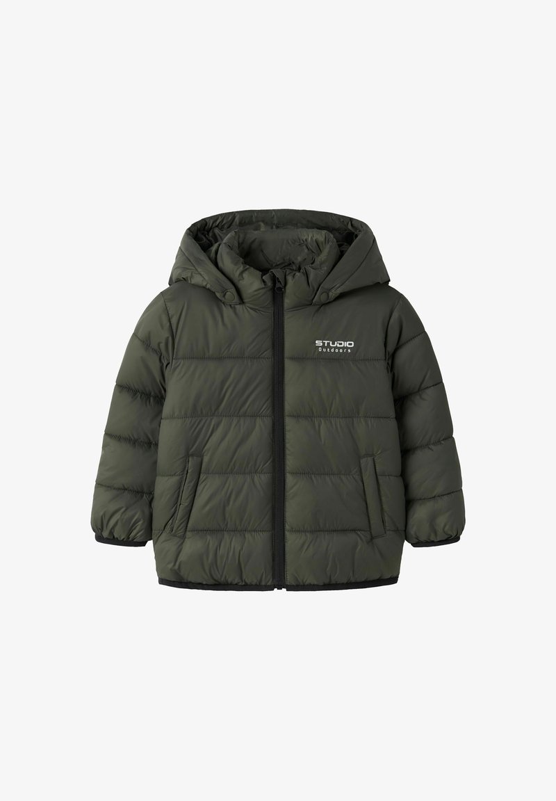Veste matelassée vert foncé avec capuche, fermeture éclair devant, deux poches, poignets élastiques et logo "STUDIO outdoors" sur la poitrine.