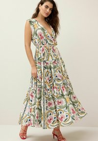 Next SLEEVELESS V-NECK BELTED - REGULAR FIT - Maksikleit - ecru multi paisley print