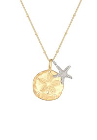 Gul sand dollar vedhæng med en sølv søstjerne akcent, struktureret overflade og spredte åbninger, fastgjort til en fin kæde med perle detaljer.