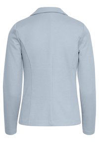 Blazer bleu clair ajusté avec manches longues, coutures structurées au dos et petit col encoche, vu de dos.