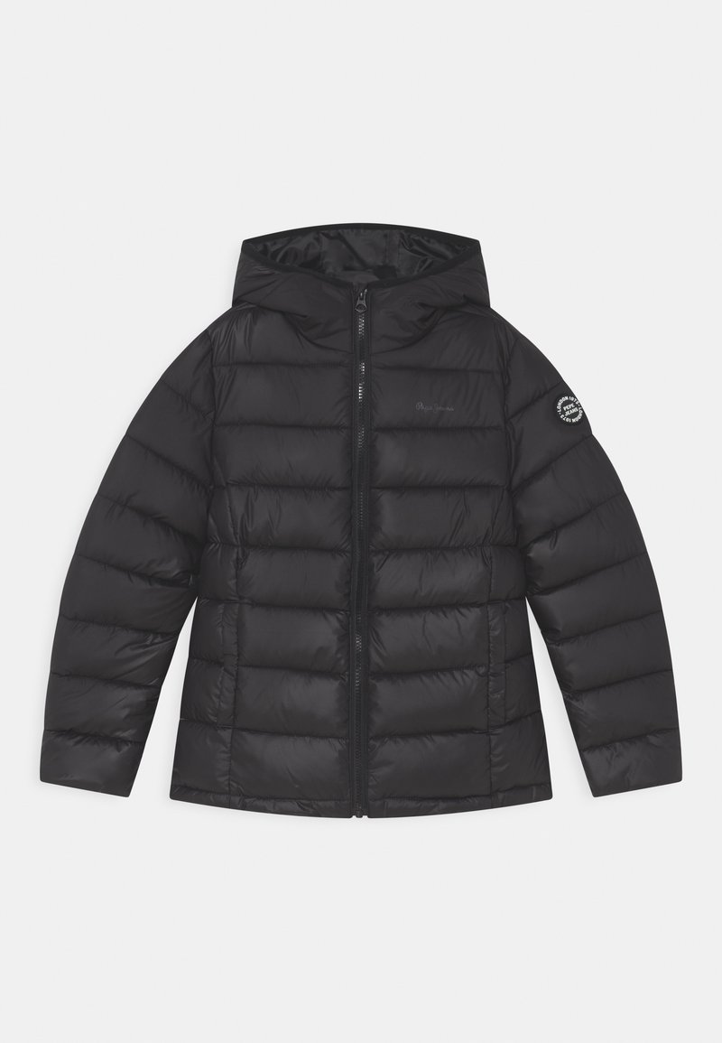 Czarna kurtka puchowa z kapturem, zapinana na zamek błyskawiczny, z poziomym pikowanym wzorem i naszywką z logo na lewym rękawie.