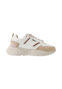 Witte sneaker met lichtroze en beige accenten, van suede en leer, dikke zool, merkopdruk aan de zijkant en decoratieve stiksels.