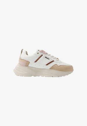 Witte sneaker met lichtroze en beige accenten, van suede en leer, dikke zool, merkopdruk aan de zijkant en decoratieve stiksels.