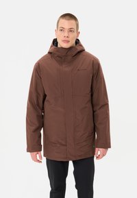 Veste imperméable marron avec capuche et fermeture éclair à l'avant, arborant un design minimaliste, une coupe droite et de grandes poches latérales.