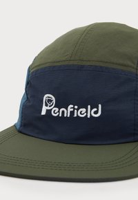 Fem-panel cap i olivengrøn og navy blå, lavet af letvægtsstof. Har broderet "Penfield" logo foran. Flad skygge og syninger.