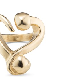 Anillo de oro con un diseño fluido y abstracto que presenta acentos redondeados y una textura suave, mostrando una forma de corazón entrelazada.