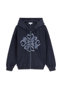 Marineblauwe rits hoodie met een versleten design, voorzien van een groot lichtblauw geborduurd patroon aan de voorkant en twee zakken aan de voorkant.