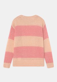 Pruhovaný svetr v růžové a béžové barvě, s volným střihem, širokými rukávy, žebrovanými manžetami a lesklou texturou po celé ploše. Zobrazeno ze zadní části.