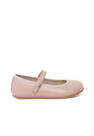 Chaussure Mary Jane en cuir rose avec bride à bouton et semelle beige, vue de profil sur fond blanc.