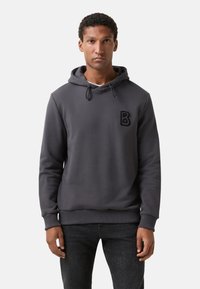 Grijze hoodie van zacht materiaal, met een kangoeroezak, trekkoorden en een geborduurd "B"-logo op de borst. Casual pasvorm.