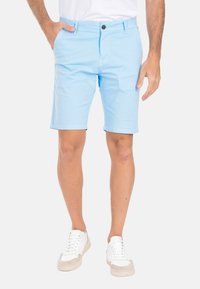 Shorts leggeri azzurri in cotone con un design semplice, che arrivano a metà coscia, dotati di tasche laterali e chiusura con bottone frontale.