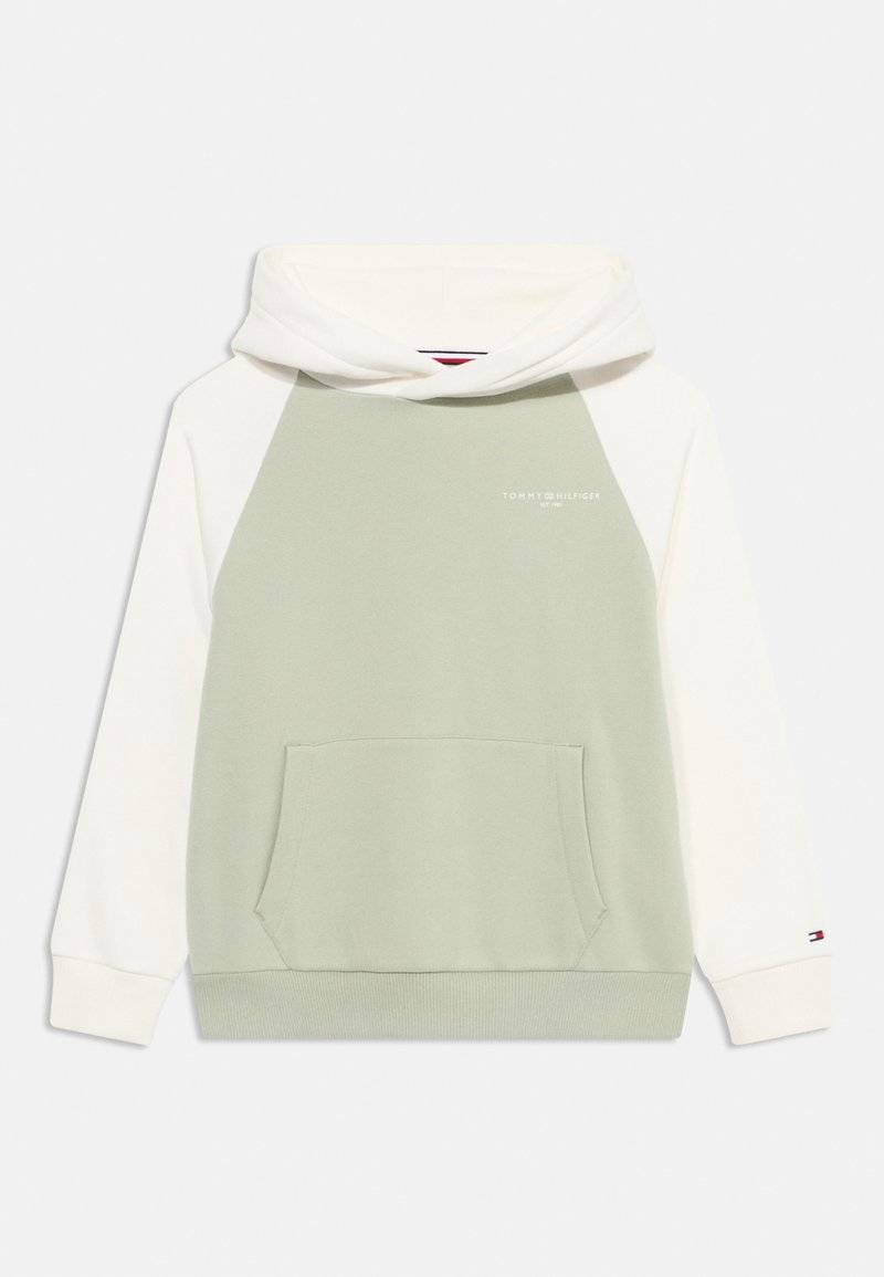 Sudadera con capucha de cuerpo verde y mangas blancas. Presenta un bolsillo frontal y un logo en el pecho. La tela es suave y texturizada.