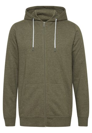 Olivinės spalvos zip-up džemperis, pagamintas iš minkštos medžiagos, su gobtuvu, baltais raišteliais ir dviem priekiniais kišenėmis su apykaklėmis.