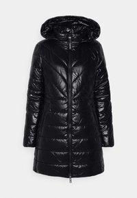 Manteau long matelassé noir brillant avec capuche, fermeture éclair frontale complète et poches latérales, conçu pour les temps froids.