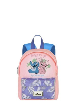 Mochila rosa con correas azules, un bolsillo exterior con un patrón de hojas de palma y un gráfico de dos personajes de dibujos animados con texto.