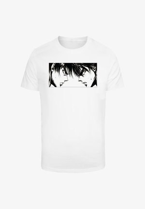 Fehér, rövid ujjú póló, fekete-fehér grafikával, amelyen két profilban látható arc feszültséget kifejezve, részletes hajjal és arcjátékokkal.