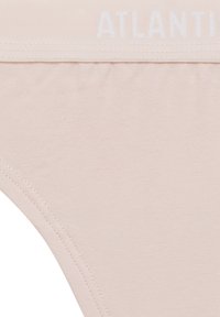 Jasnoróżowa tkanina z białym elastycznym paskiem w talii, z przeszytymi krawędziami i częściowo widoczną nazwą marki "ATLANTIC".