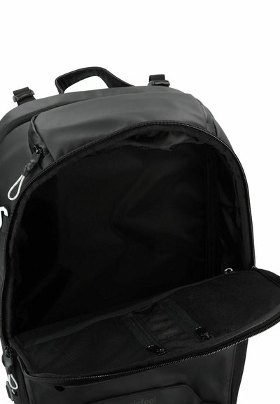 Zaino nero con apertura con zip, texture liscia e un ampio interno dotato di tasca in rete e scomparti per lo stoccaggio.