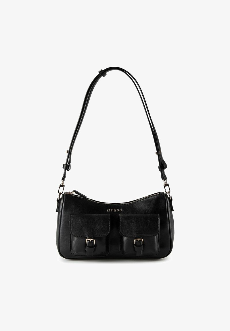 Sac d'épaule en cuir noir avec deux poches avant à boucle et sangle ajustable, marqué GUESS avec une fermeture éclair supérieure.