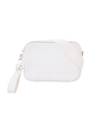 Bolso bandolera blanco rectangular con patrón geométrico en relieve, correa ancha texturizada y asa de muñeca desmontable, mostrado sobre un fondo blanco.