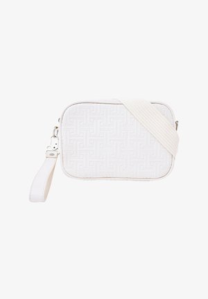 Bolso bandolera blanco rectangular con patrón geométrico en relieve, correa ancha texturizada y asa de muñeca desmontable, mostrado sobre un fondo blanco.