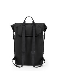 Čierny vodoodolný batoh s rolovacím dizajnom, dvojitými nastaviteľnými ramennými popruhmi, prednou zipsovou kapsou a spevneným šitím.