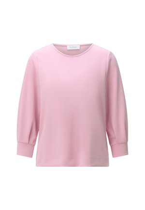 Blusa rosa morbida a maniche lunghe con scollo rotondo e polsini, mostrata su uno sfondo bianco semplice.