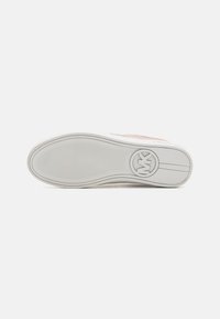 Suola di scarpa bianca con una superficie testurizzata, caratterizzata da un logo circolare. Il design include un sottile accento rosa e un materiale in gomma liscia.