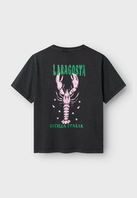 Czarny bawełniany t-shirt z grafiką różowej homara, na górze z napisem "LARAGOSTA" w zielonym, a poniżej "SICILIA ITALIA", oba w pogrubionym tekście.