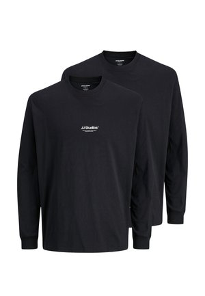 Zwei schwarze Langarmshirts mit Rundhalsausschnitt und einem weißen „JJ Studios“-Textlogo mittig auf der Brust, schlichtes Design, gerippte Bündchen.