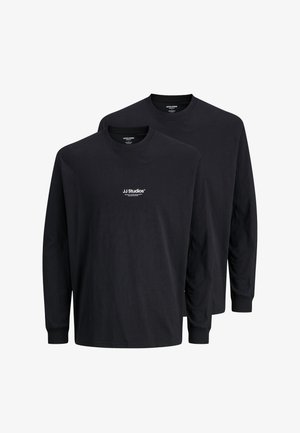 Twee zwarte longsleeve shirts met ronde hals, met het witte "JJ Studios" tekstlogo in het midden van de borst, een eenvoudig ontwerp en geribbelde manchetten.