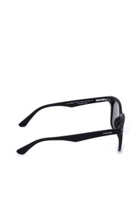 Lunettes de soleil noires de la marque Police avec des branches larges, des verres polarisés et un design texturé des branches, montrées en vue latérale sur fond blanc.
