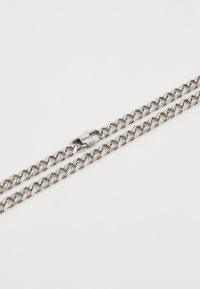 Silberne Kettenhalskette mit ineinandergreifenden Gliedern, mit polierter Oberfläche und metallic glänzendem Verschlussdetail, vor einem weißen Hintergrund.