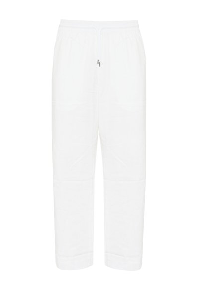 Pantaloni bianchi fino al ginocchio con una vita elastica, cordino e due tasche laterali; tessuto liscio e leggero.