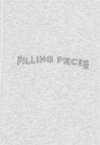Sudadera gris claro hecha de una tela suave y texturizada que presenta el logotipo bordado de "Filling Pieces" en un gris más oscuro.