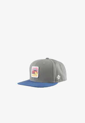 Graue und blaue Snapback-Kappe mit einem "Dolce Vita"-Aufnäher, der einen Strandsonnenschirm und die Sonne auf dem vorderen Panel zeigt.