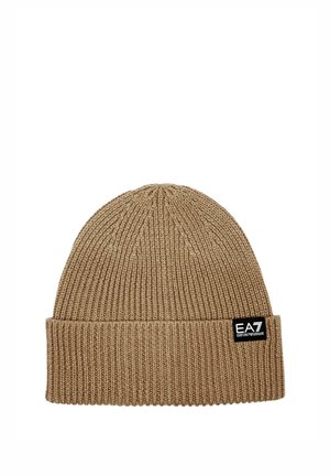 Cappellino lavorato a maglia a coste marrone chiaro con risvolto e piccola etichetta nera con logo "EA7 Emporio Armani".