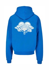 Modrá mikina z bavlnenej zmesi s veľkým bielym grafickým textovým dizajnom na chrbte, s rebrovanými manžetami a spodným lemom.