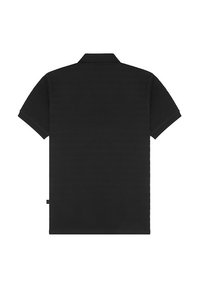 Czarny krótki polo z klasycznym kołnierzykiem i teksturowanym materiałem. Posiada prosty dół oraz szczegóły z boczną naszywką logo.