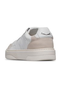 Sneaker bianche in pelle con dettagli in suede color tan, suola in gomma testurizzata, cuciture decorative e un design minimalista a sorriso sul tallone.