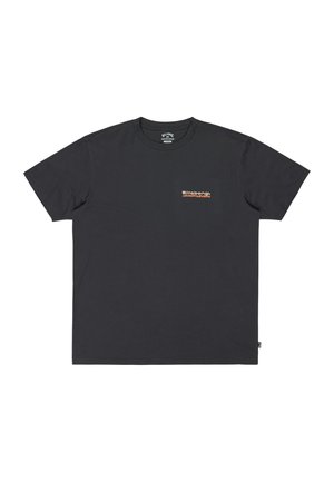 Svart bomullströja med korta ärmar, rund halsringning och en liten orange logotyp på vänster bröstområde. Slät textur, vanlig passform.