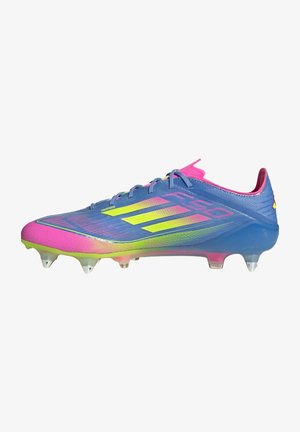 Botte de football synthétique bleue avec des accents roses et jaunes, design aérodynamique, tige texturée et crampons pour une traction sur le terrain.