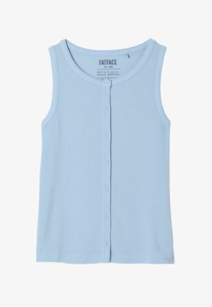 Lyseblå ærmeløs ribstrikket cardigan med knapper foran, rund halsudskæring, syv knapper foran og en lille logopatch ved kanten.